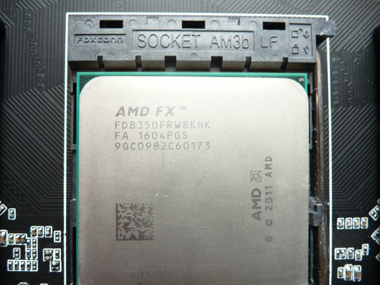 GIGABYTE GA-990FXA-UD3 R5 AMD Motherboard Combo w/ FX 8350 4.0 - 4.2 GHz CPU