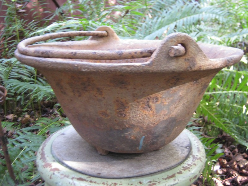 ANTIQUE COUNTRY GARDEN FARM BELL CAST IRON CAULDRON KETTLE BASIN