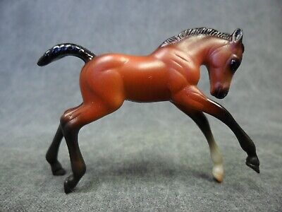 Breyer * Bay Scrambling Foal * 6049 Stable Surprise Stablemate Model Horse k