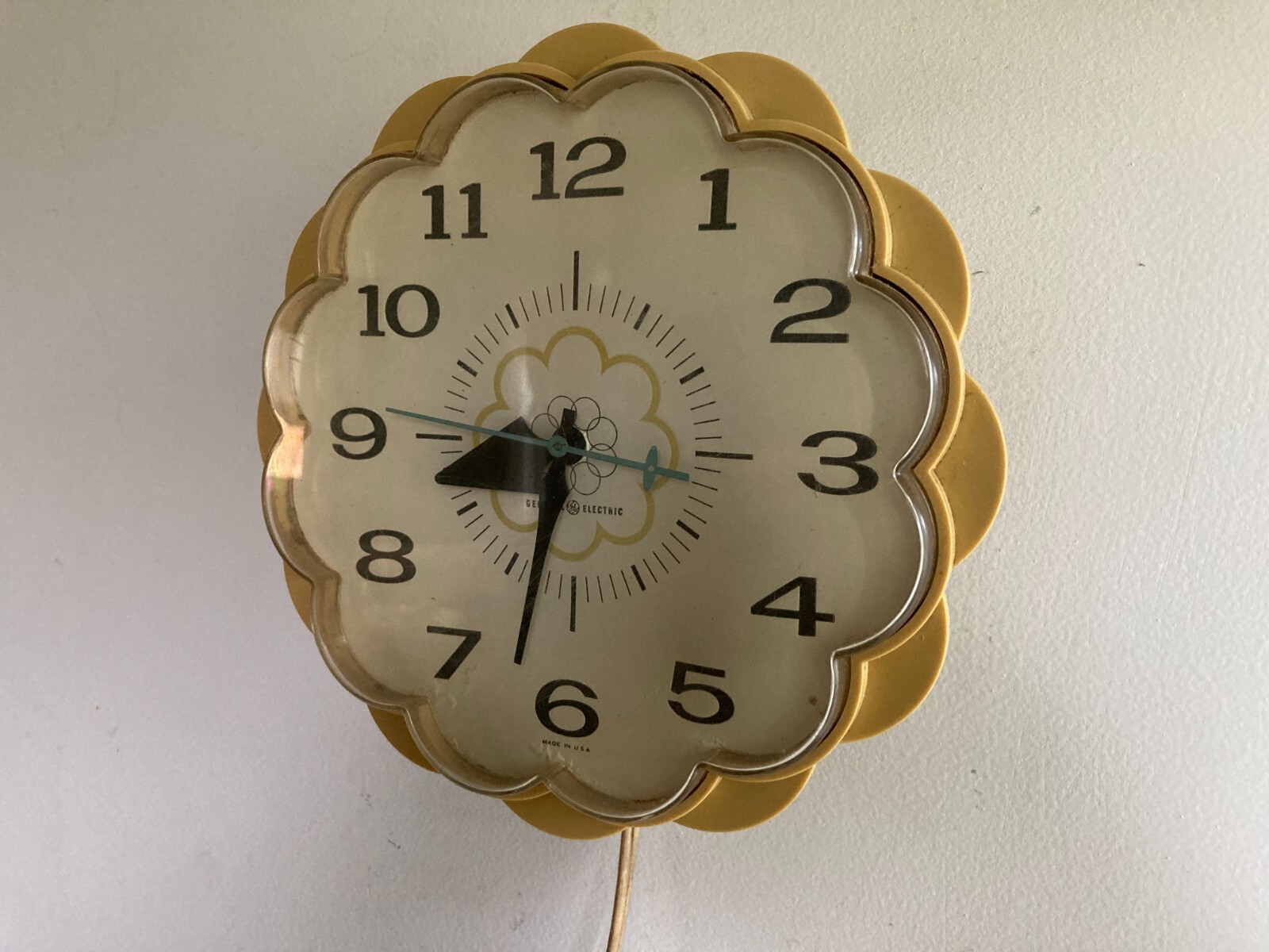 General Electric Model 2150 Daisy Face Clock Vintage GE