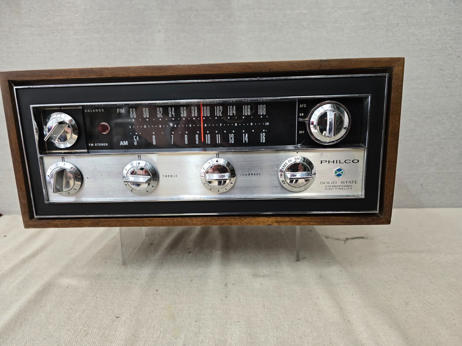 Vintage 1970's Philco Model Q-7WA/T AM/FM Radio - Wood Vintage 1970's Philco Model Q-7WA/T AM/FM Radio - Wood