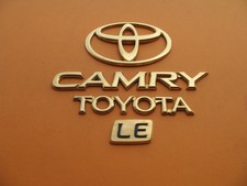 97 98 99 00 01 TOYOTA CAMRY LE REAR GOLD EMBLEM LOGO BADGE SIGN OEM SET