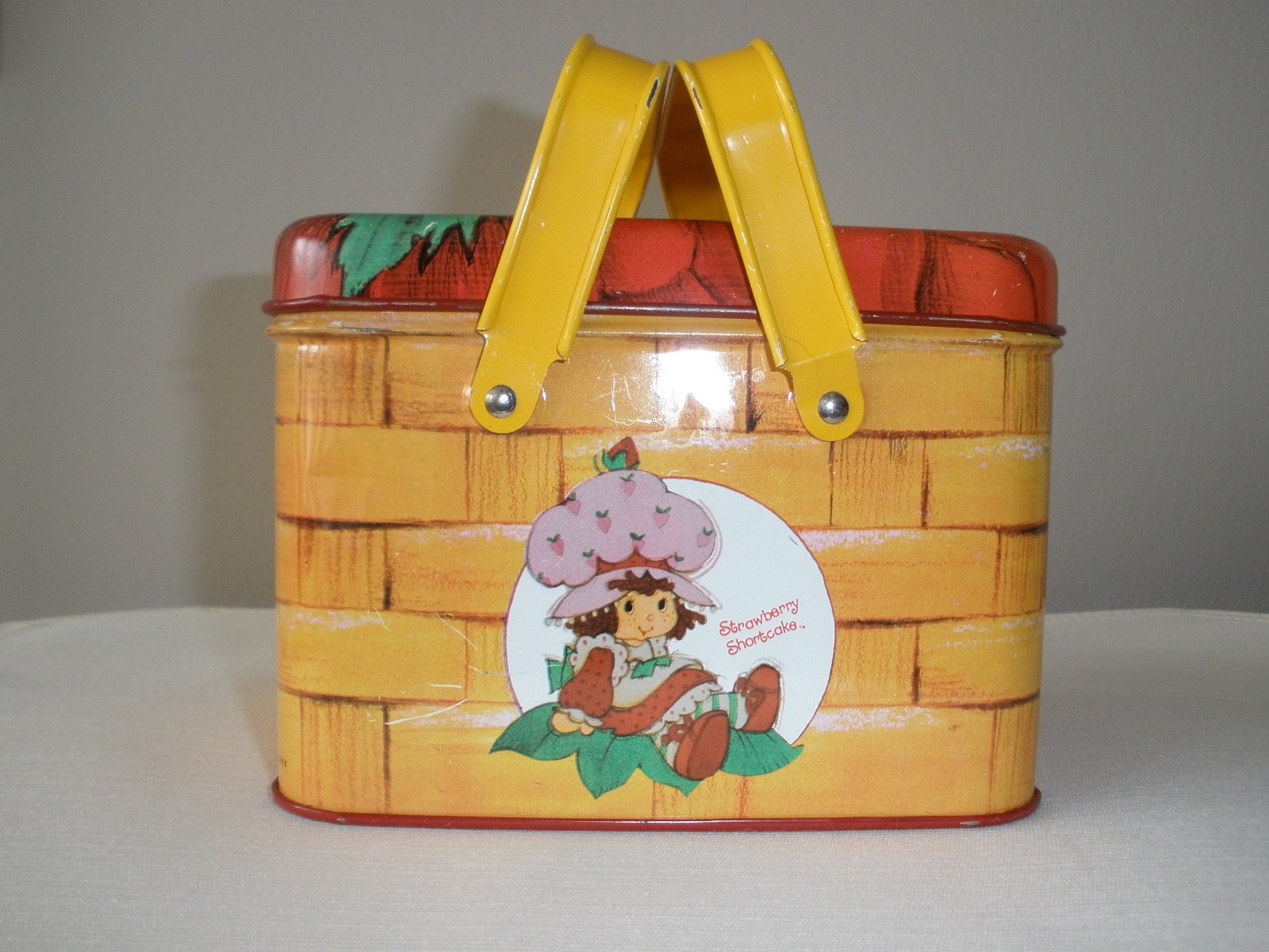 Vintage 1980's STRAWBERRY SHORTCAKE Tin Picnic Basket Lunch Pail Box CHEINCO USA