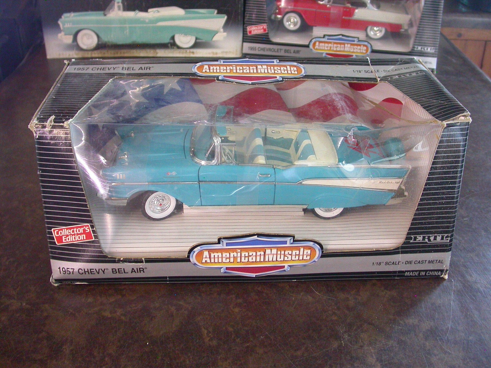 ダイキャストカー 1/18 1957 CHEVROLET BEL AIR 1957 Chevrolet Bel Air Convertible Light Blue with Blue