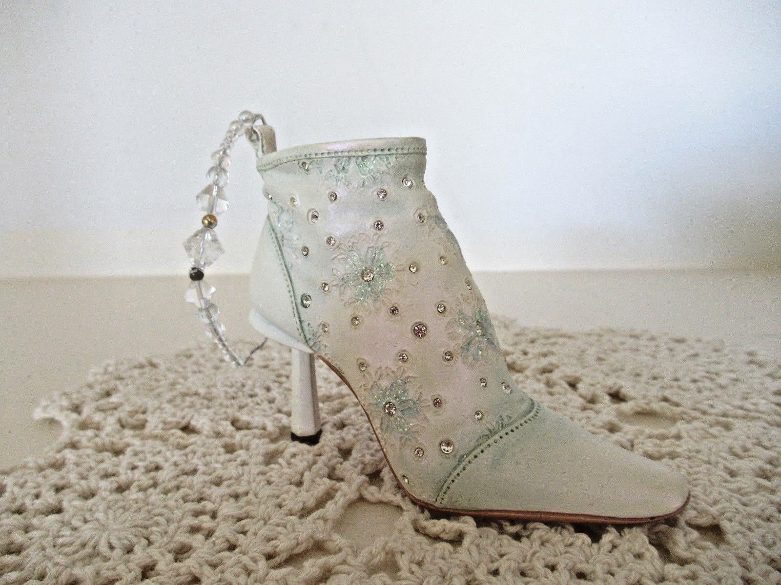 JTRS  JUST THE RIGHT SHOE  # 90200.  LET IT SNOW.  2001.  Miniature shoe. BNIB.