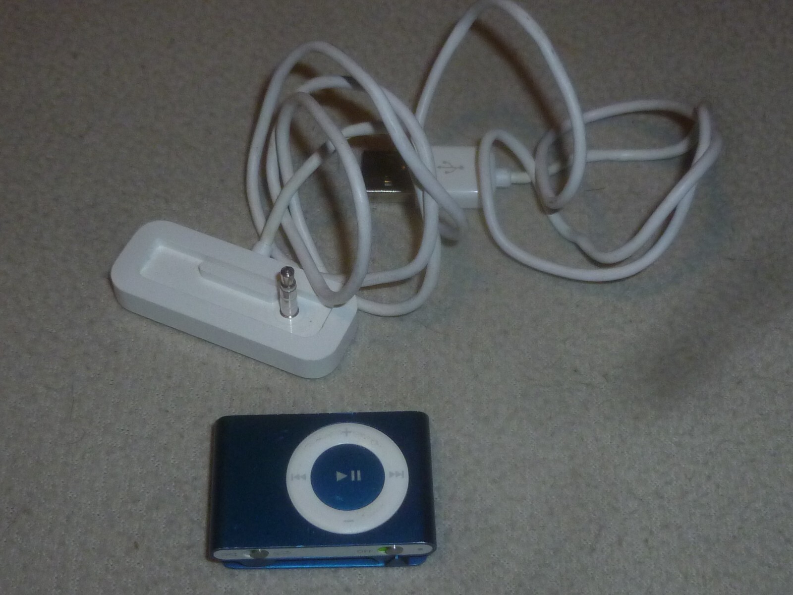 APPLE SHUFFLE IPOD BLUE A1204 NO 2125 W CHARGING DOCK 2ND