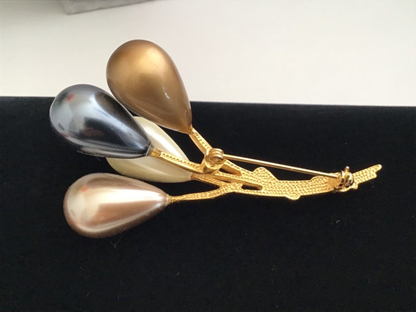 Vintage Large Gold Tone Faux Pearl Balloon Brooch