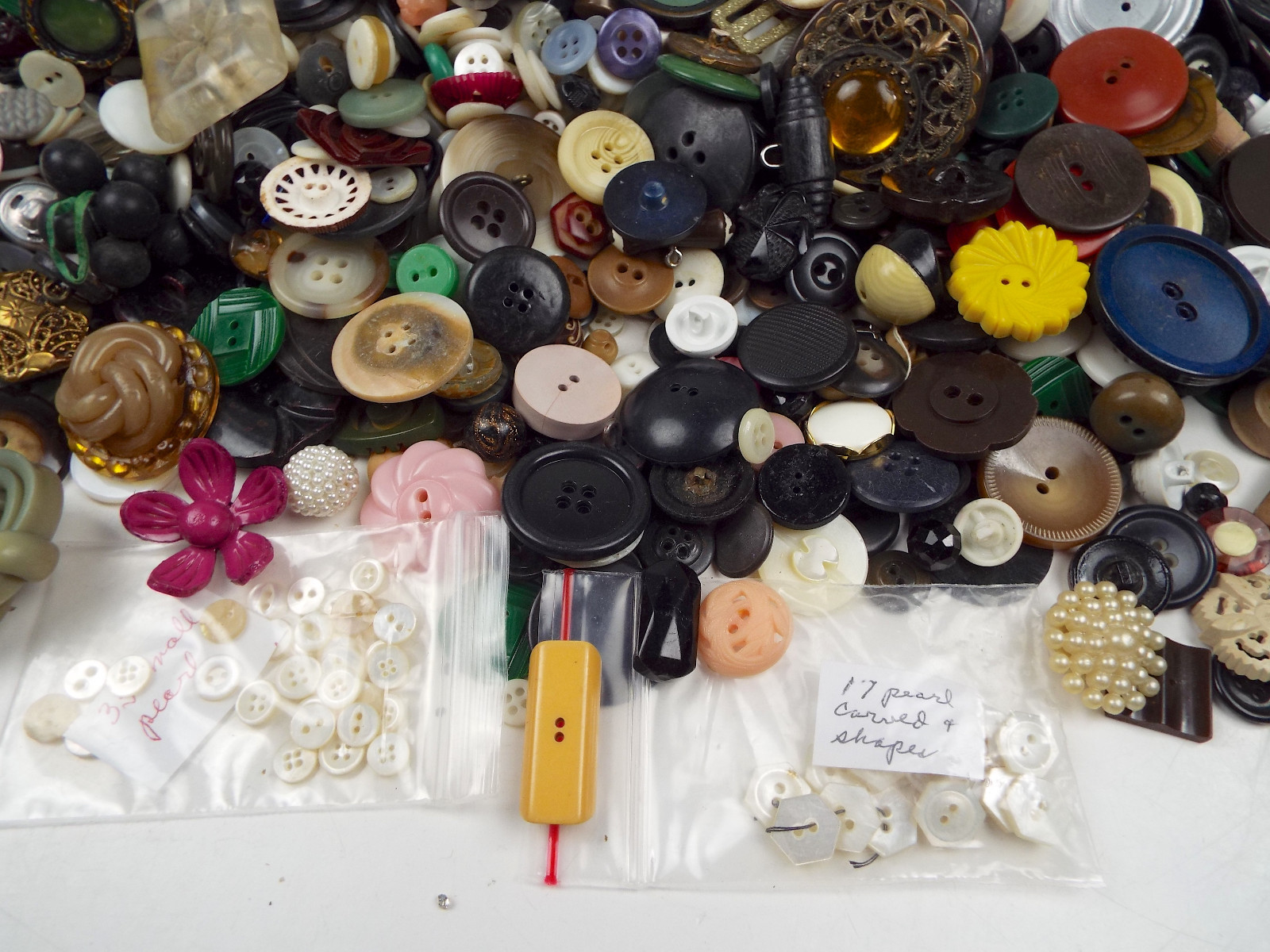 VINTAGE BUTTON COLLECTION Over 10 Lbs Unsearched Sold As Found Estate Lot #159