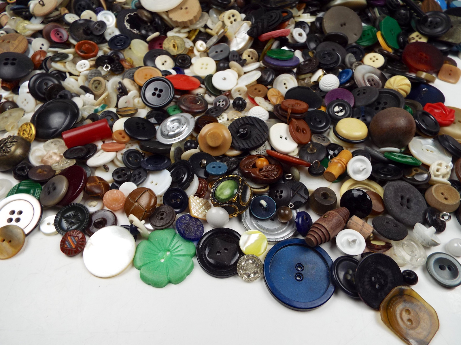 VINTAGE BUTTON COLLECTION Over 10 Lbs Unsearched Sold As Found Estate Lot #159