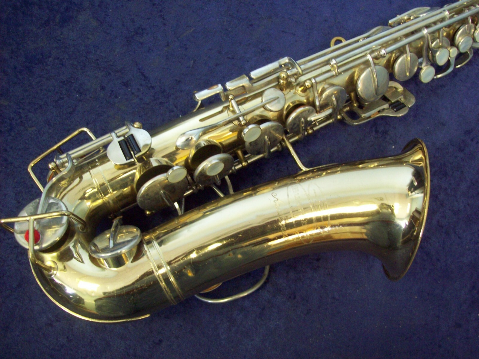 VINTAGE BUESCHER ARISTOCRAT ALTO SAXOPHONE + ORIGINAL VINTAGE CASE
