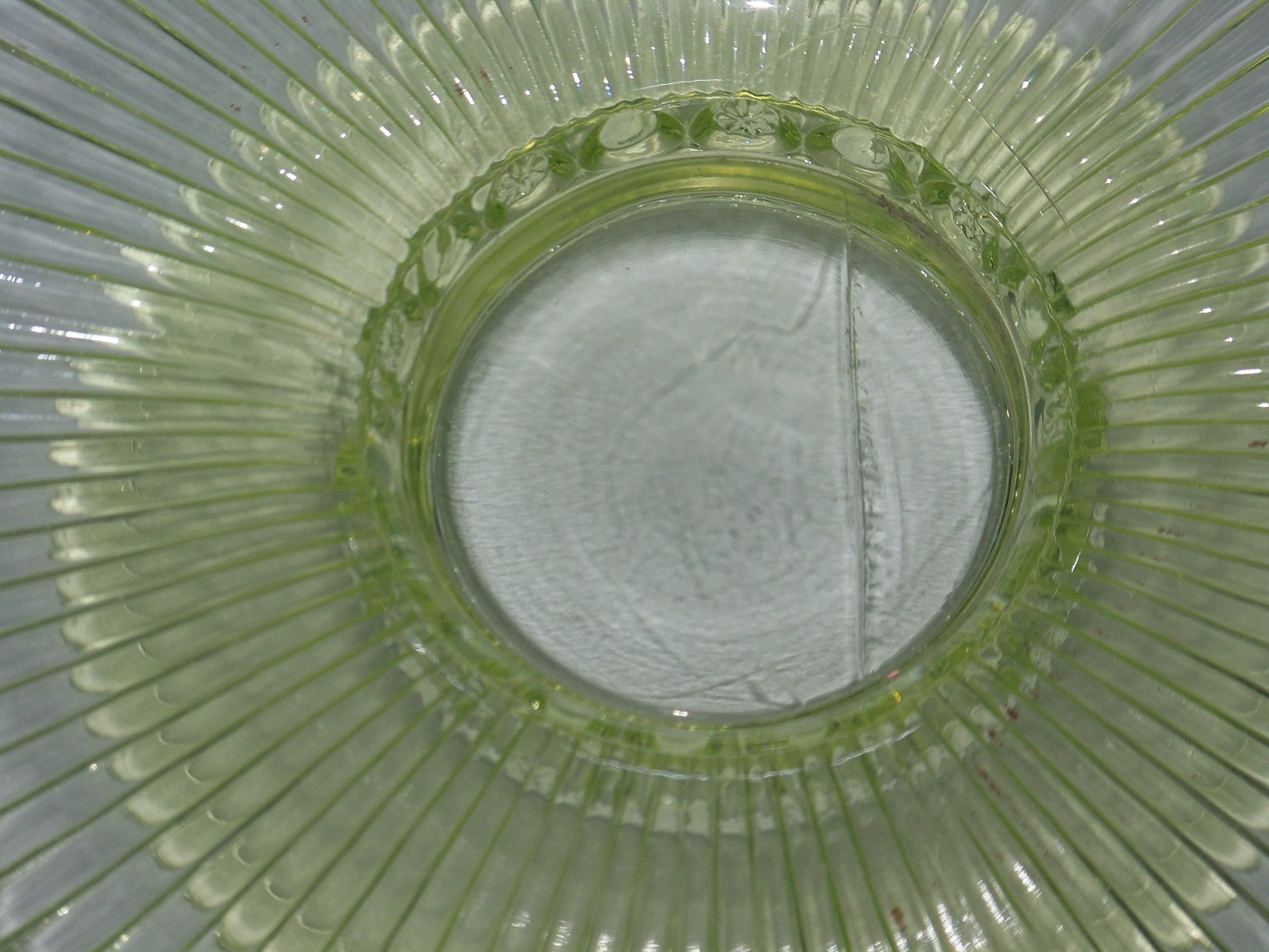 Richards & Hartley Canary Yellow Vaseline No. 25 Three Panel Master Berry Bowl