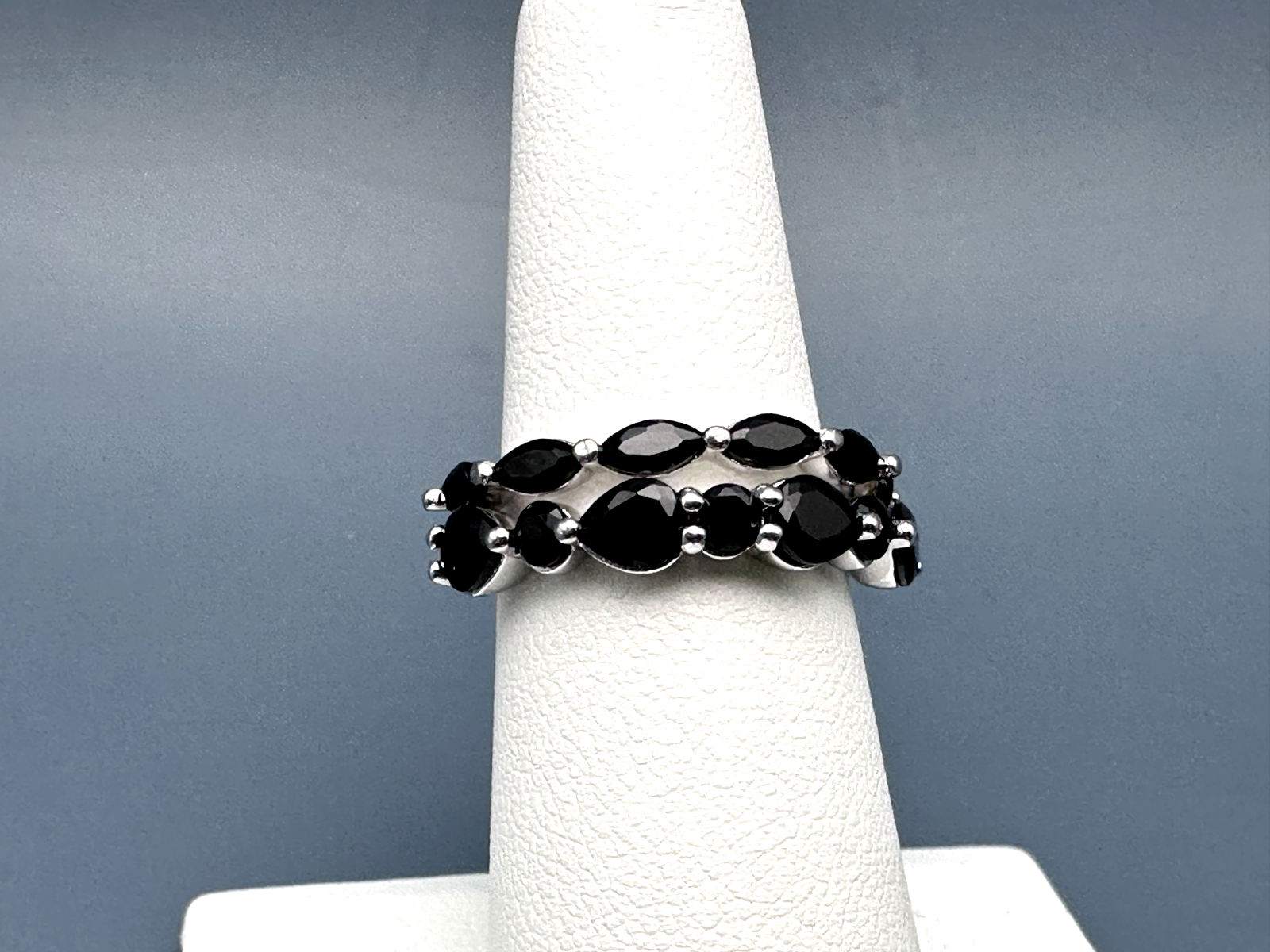 VINTAGE JET BLACK STONES & SILVER TONE RINGS SIZE 6.5-7 D687