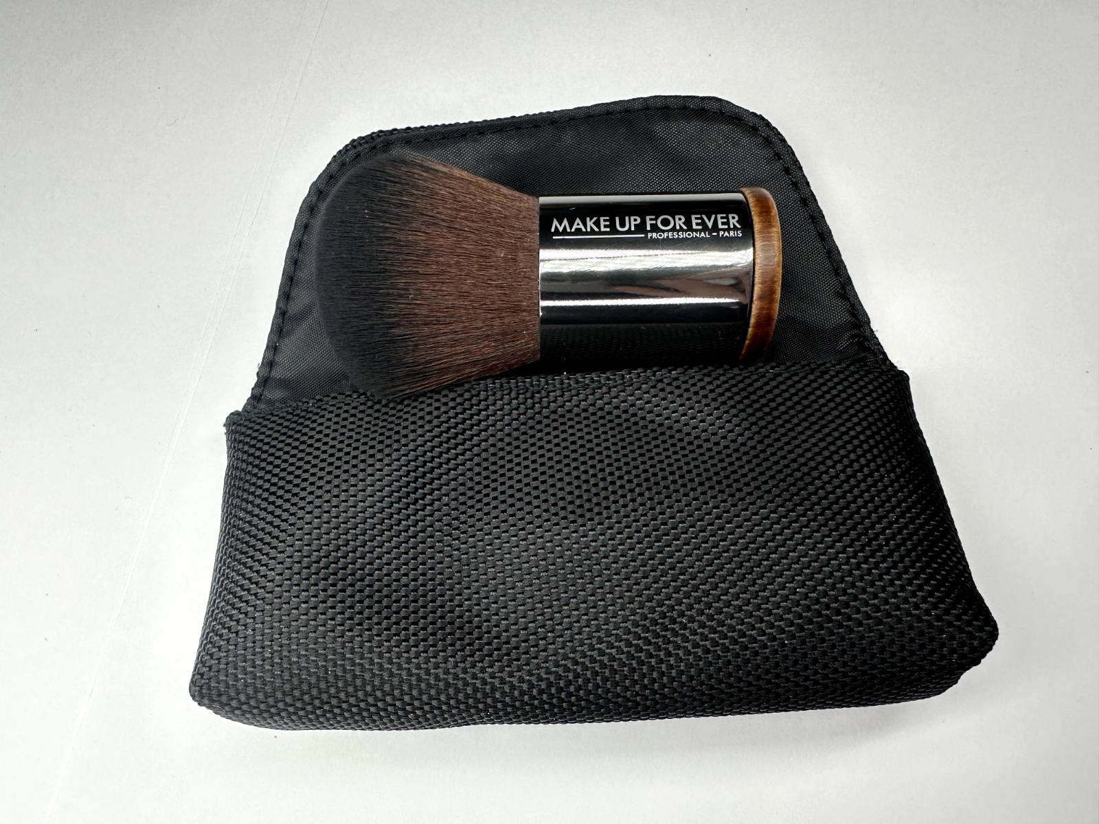 MAKE UP FOR EVER #124 Straight & Wavy Large Kabuki Brush with brush case