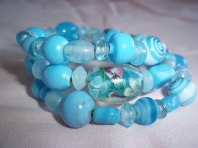 Hand Crafted BLUE and WHITE Memory Wire Wrap BRACELET Glass BEAD Beach L-60