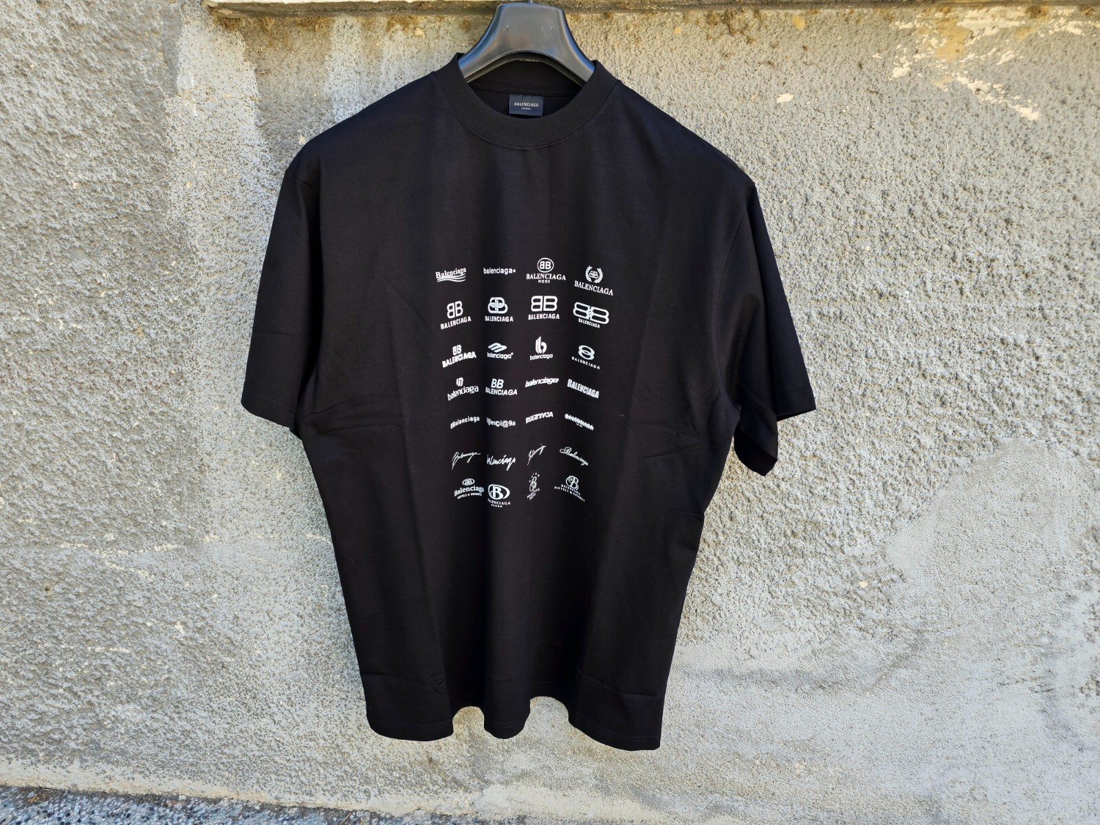【BALENCIAGA】スローガンプリントTシャツ BALENCIAGA Medium Fit logo T-Shirt New collection | Hionidis