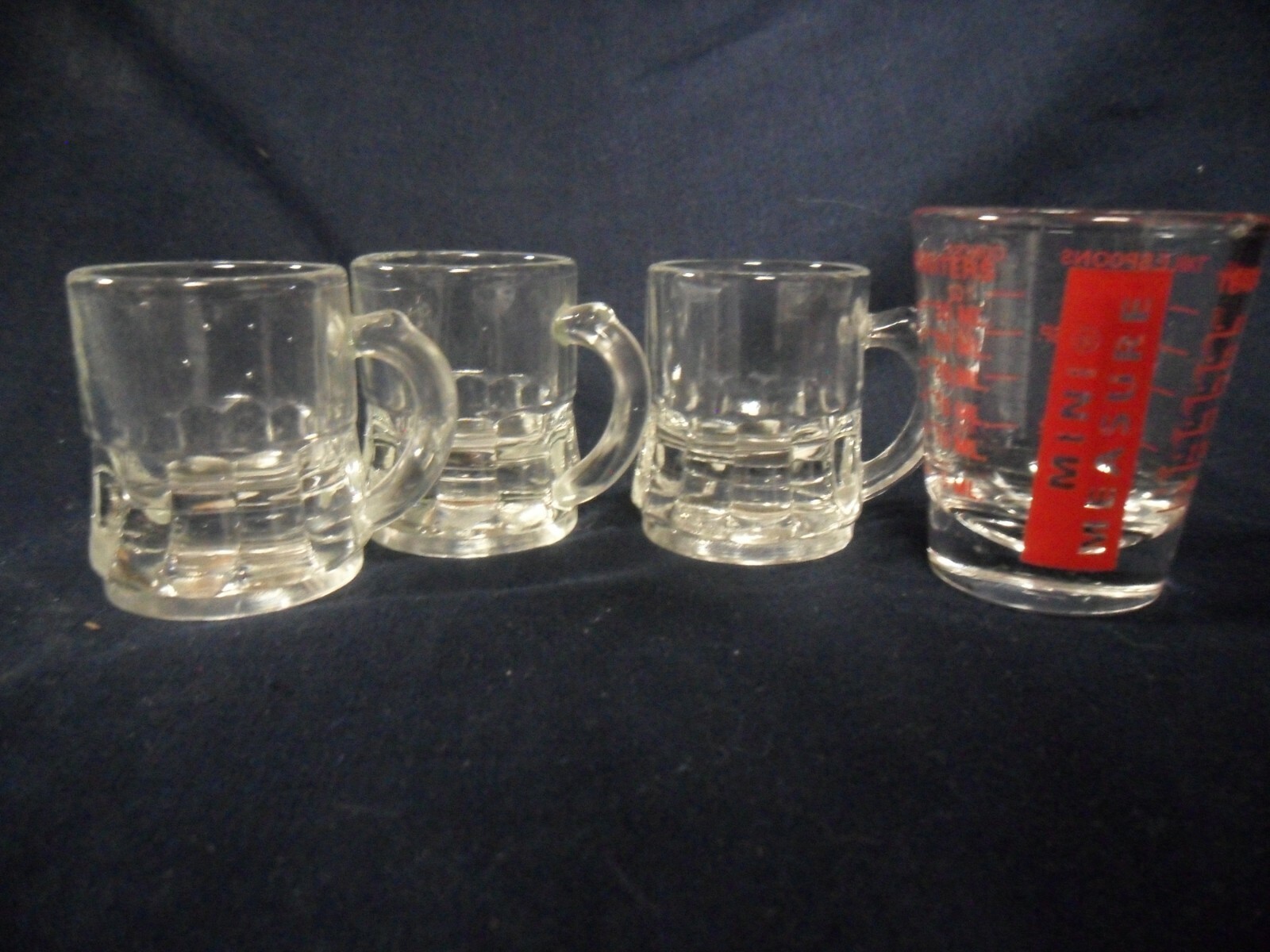 MISCELLANEOUS LOT OF 11 SHOT GLASS AND MINI GLASSES, COKE, OLD CHICAGO, DS391