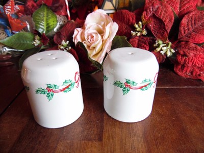 INTERNATIONAL CHINA CHRISTMAS RIBBONS # 157 SALT& PEPPER SHAKERS W/PLUGS