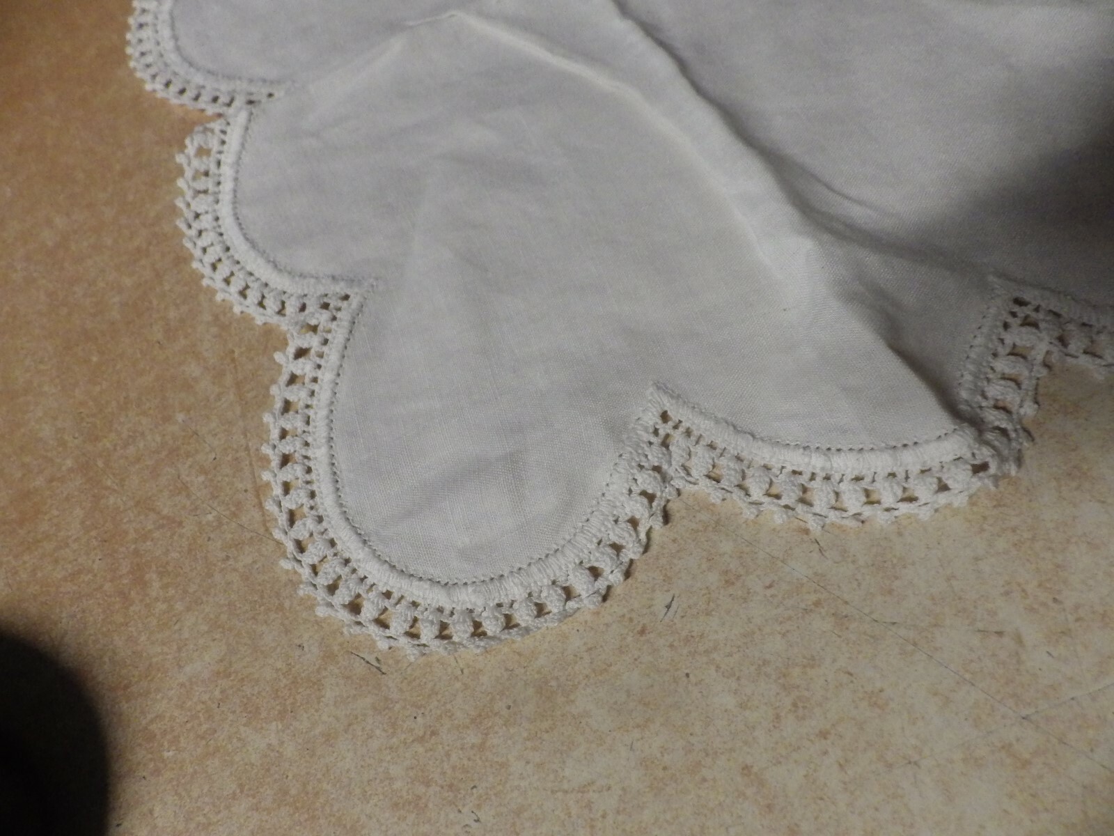 ANTIQUE VINTAGE LINEN HAND KNITTED CROCHETED CUT OUT ROSE table runner ribbed