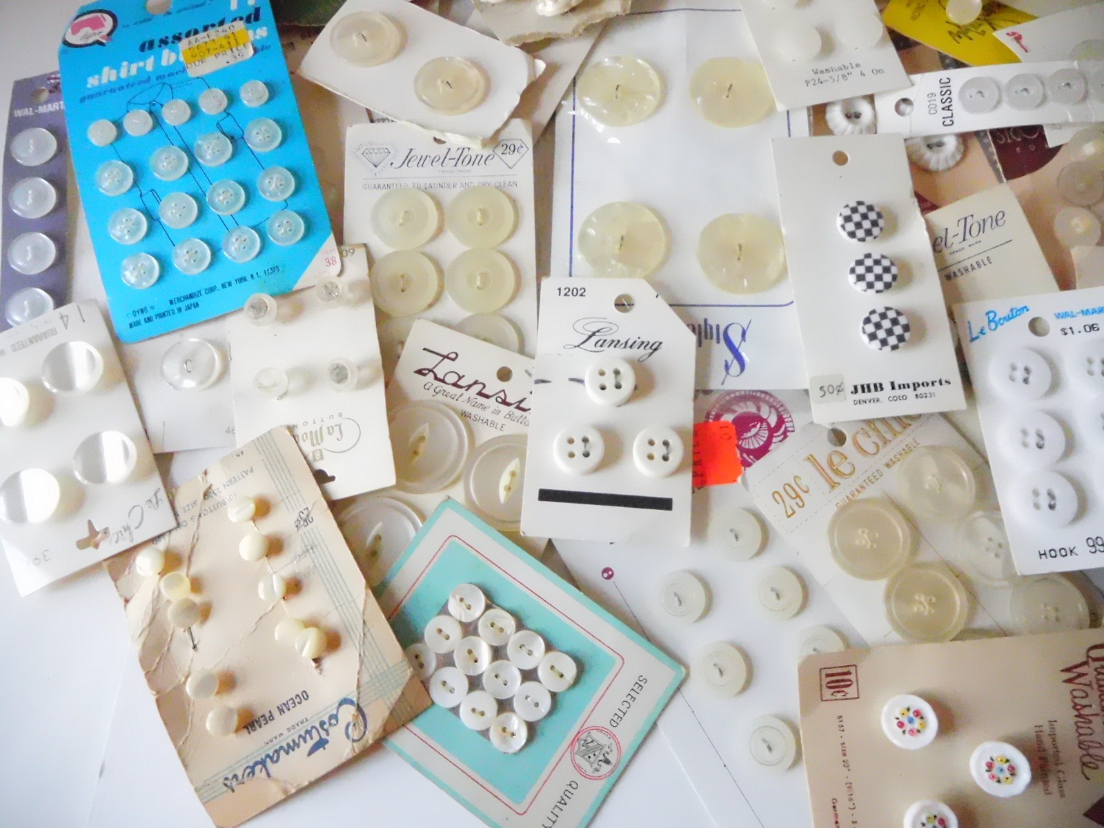 VINTAGE NEW UNUSED LOT OF 100+ WHITES ASST. BUTTONS - MOST ON CARDS