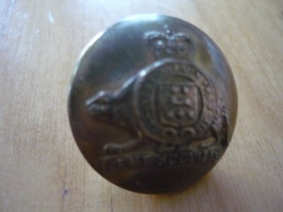 1 ANTIQUE & VGTE UNIFORM  METAL BUTTON - CANADIAN ARMED FORCE 22 REG -1 