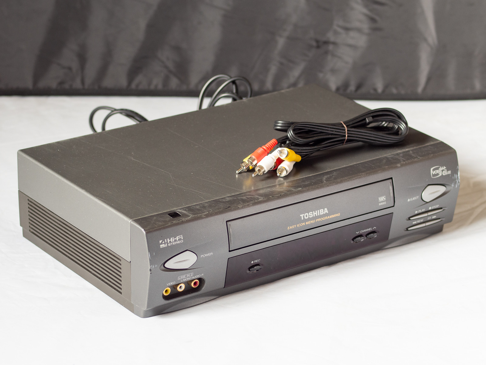 Toshiba M-665 Video Cassette Recorder no Remote Working cosmetic damage on face