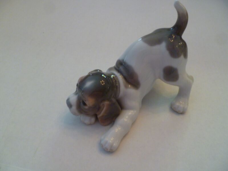 Llardo glossy Beagle playing puppy 4 1/2 x 6 figurine 1070