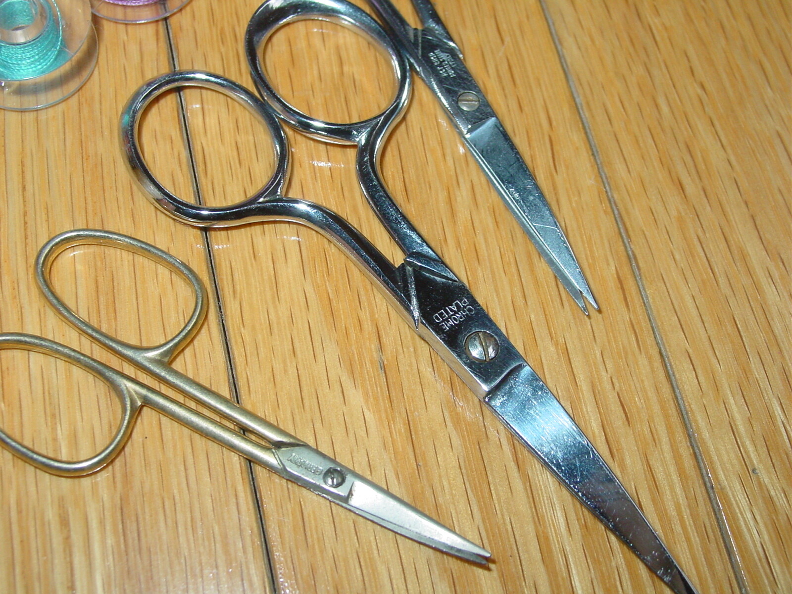 LOT VTG SEWING NOTIONS  NEEDLES THREADER  WOODEN SPOOLS SCISSORS BOBBINS