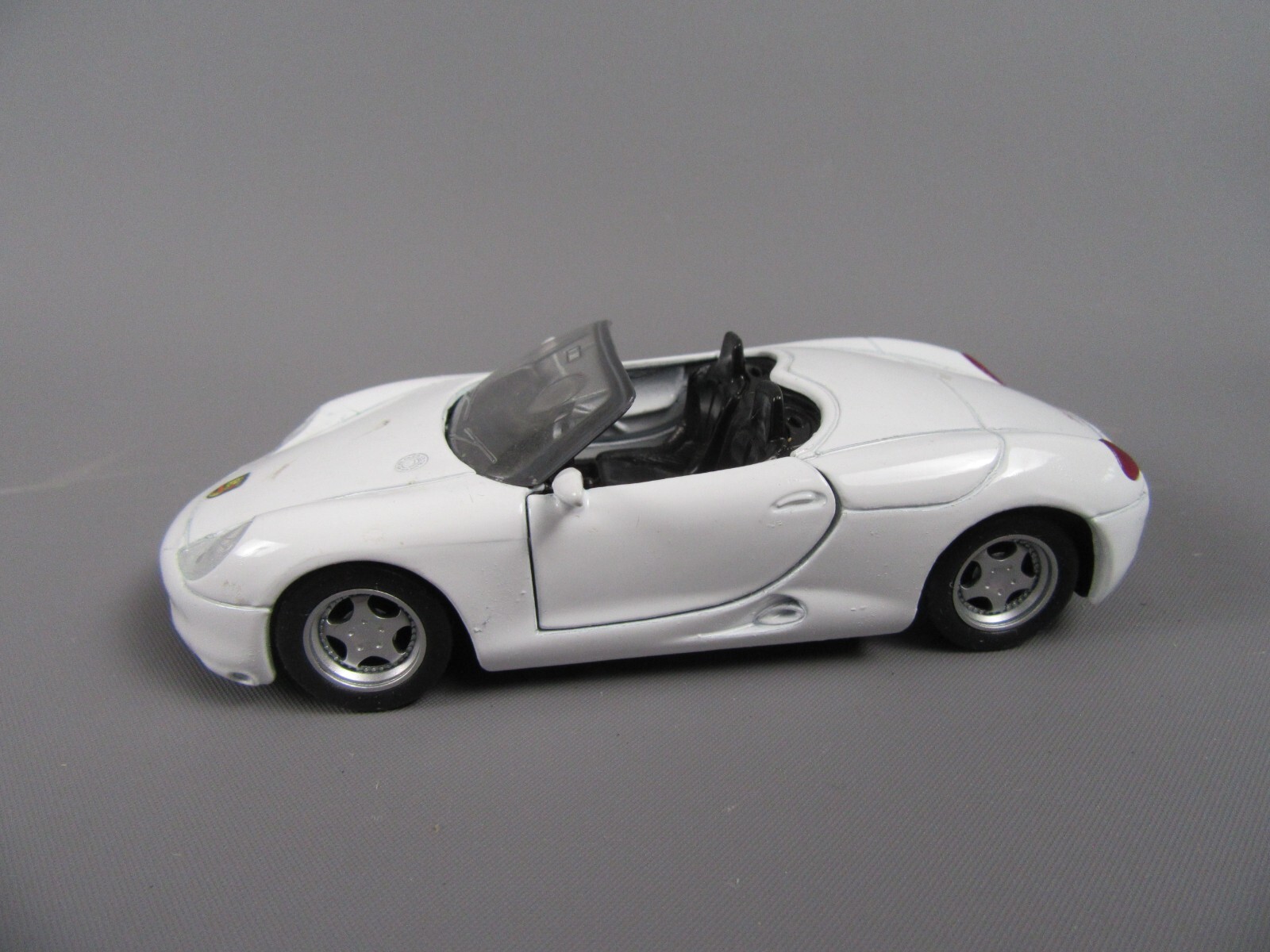 A878 Maisto Shell Porsche Boxster White 1:3 6 Toy To