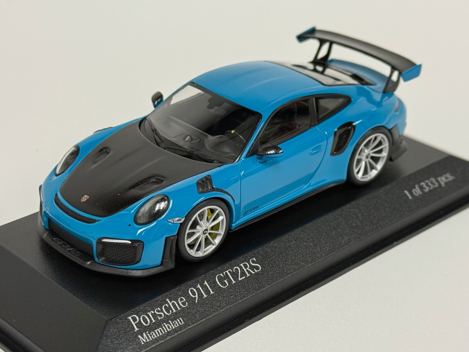 MINICHAMPS ポルシェ911 GT2 RS 2018 MINICHAMPS 1/18 - PORSCHE 911 / 991.2 GT2 RS Weissach