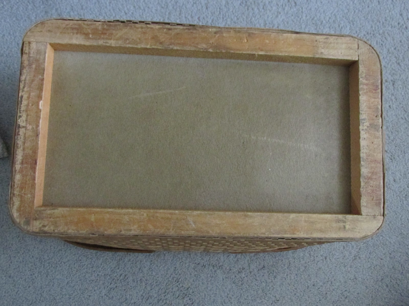 vintage HAWKEYE WICKER PICNIC HAMPER  WITH TRAY