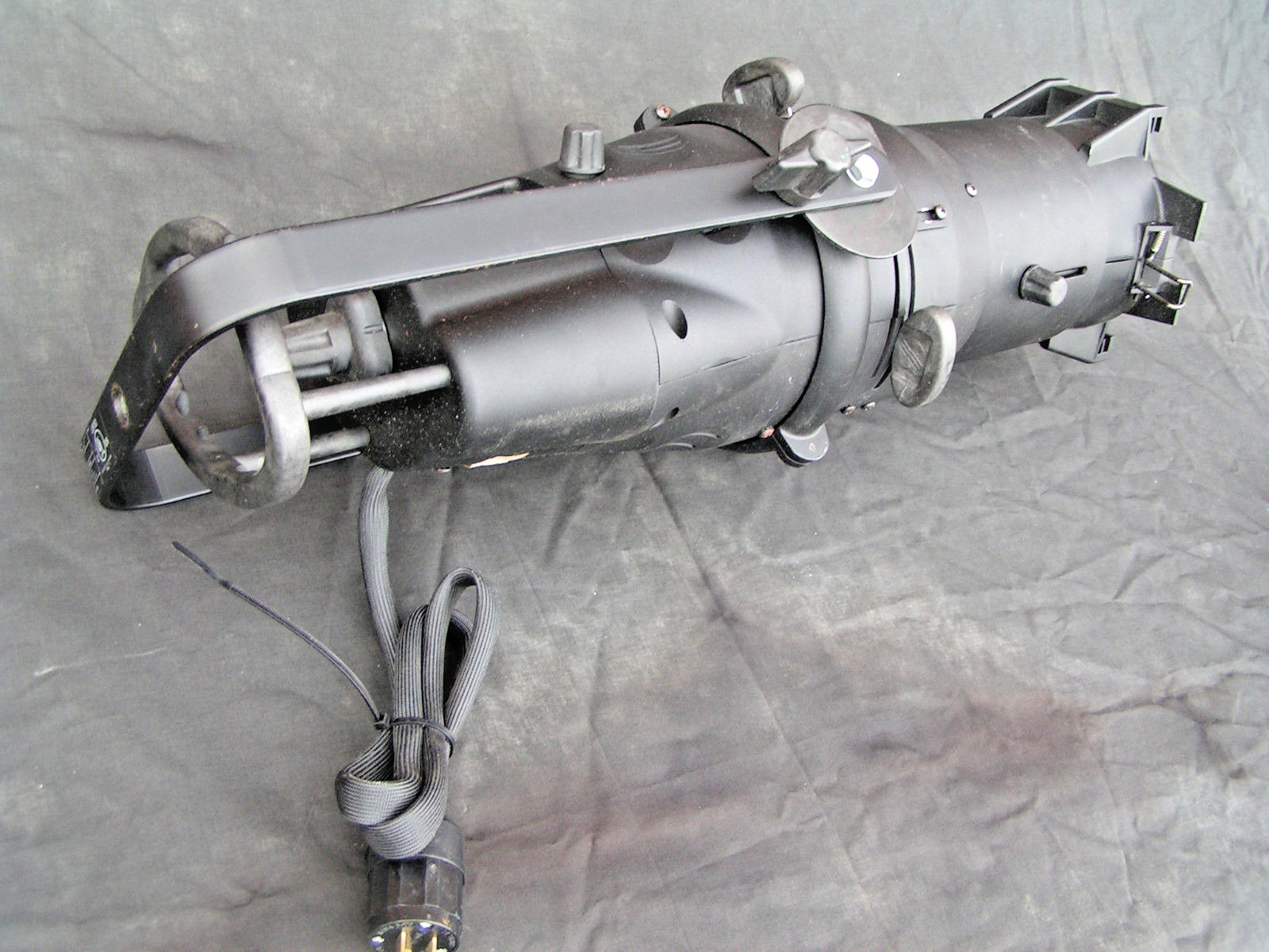 Leviton Leo Ellipsoidal with 26-degree Lens Barrel PLUS IQ SmartPak case