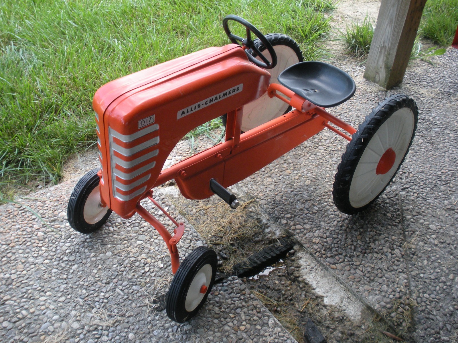 VINTAGE PEDAL TRACTOR ALLIS - CHALMERS (RESTORED)