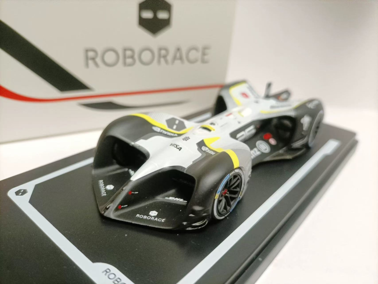 ミニカー 405-134 ROBORACE 1/43 ROBOT ON BOARD #26 ROBORACE 1:43 hybrid AI mechanical driverless Formula racing