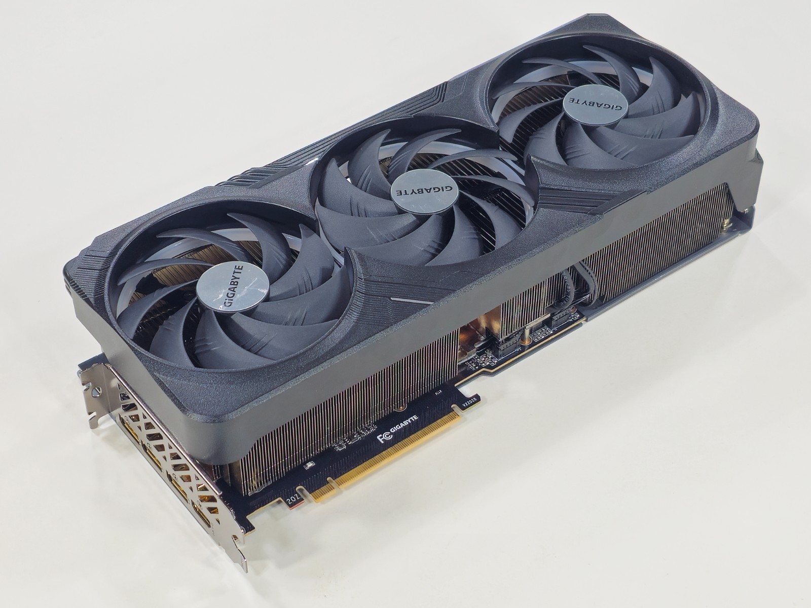 GIGABYTE GEFORCE RTX 4090 GAMING OC　24GB Amazon.com: GIGABYTE GeForce RTX 4090 Gaming OC 24G Graphics