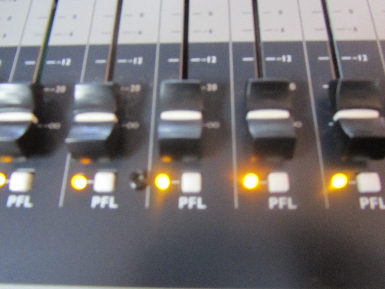 Peavey XR 1212  1200 Watt Powered Mixer & Power Cord