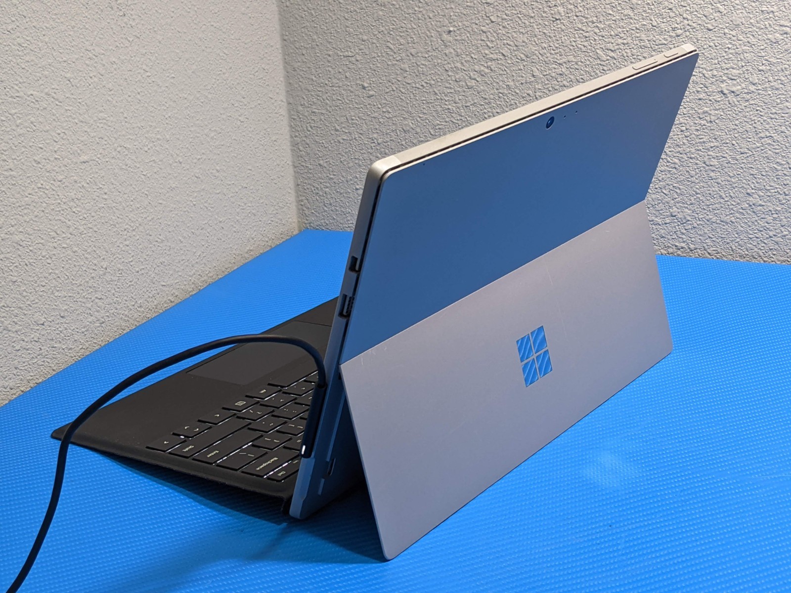Microsoft Surface Pro 1796 12.3" Touch i5-7300U 4GB 128GB SSD AS-IS - Thumbnail 3