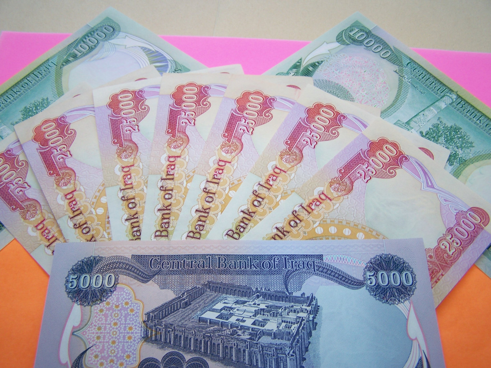 IRAQI DINAR 200,000 Total.  7 X 25K Notes, 2 X10K & 1 X 5K As Pictured. Uncir.*
