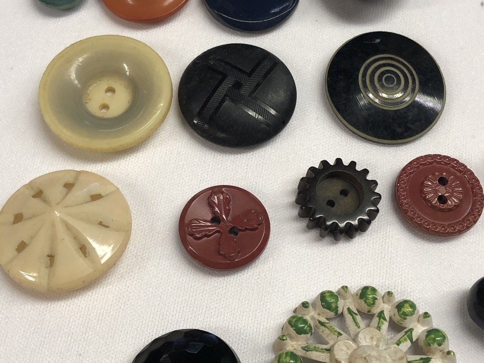 MIXED LOT OF 26 EARLY PLASTIC BUTTONS COG PINWHEEL BAKELITE CELLULOID PINK RED