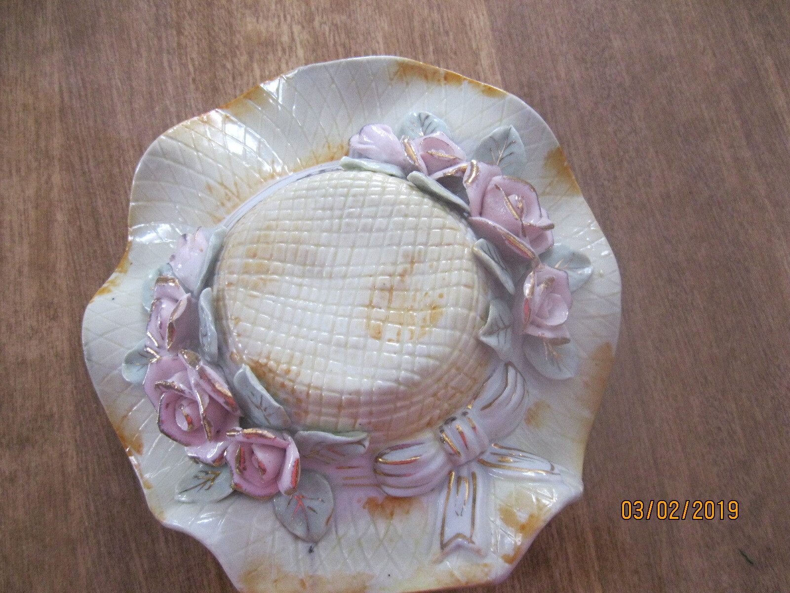 CERAMIC PORCELAIN HAT WALL HANGING VASE WITH ROSE BUDS