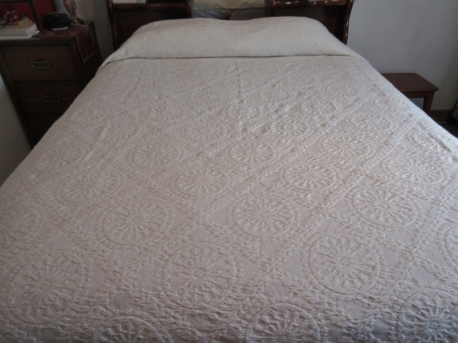 Fashion Manor Ivory 100% Cotton Jacquard Matelassé Queen Bedspread w/Ball Fringe