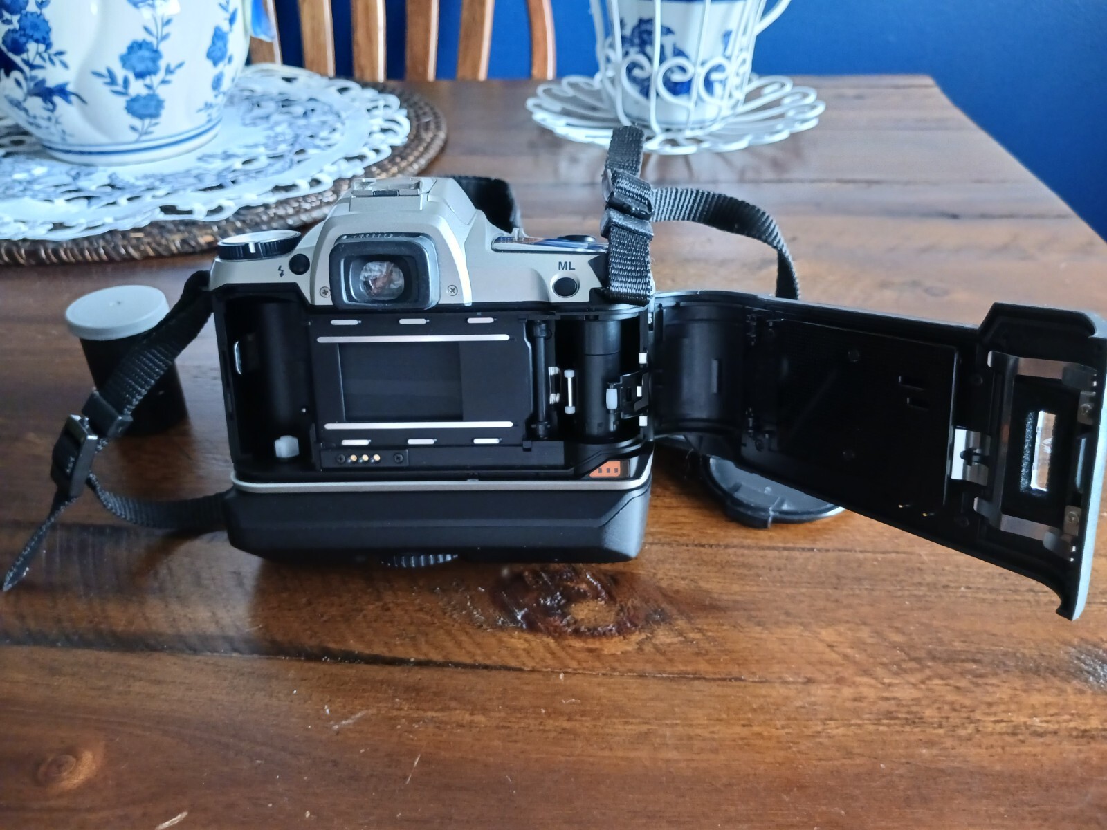 カメラ ペンタックス Pentax ZX-30 film camera with Tokina 28-70mm f3.5-4.5 macro