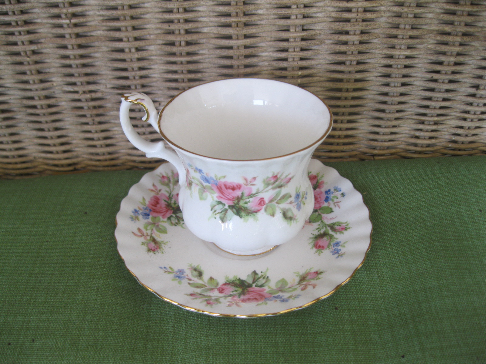 Fine bone china staffordshire. Crown trent fine bone china staffordshire england с ежевикой. Bone china england. чашка windsor fine bone china. Bone china england.