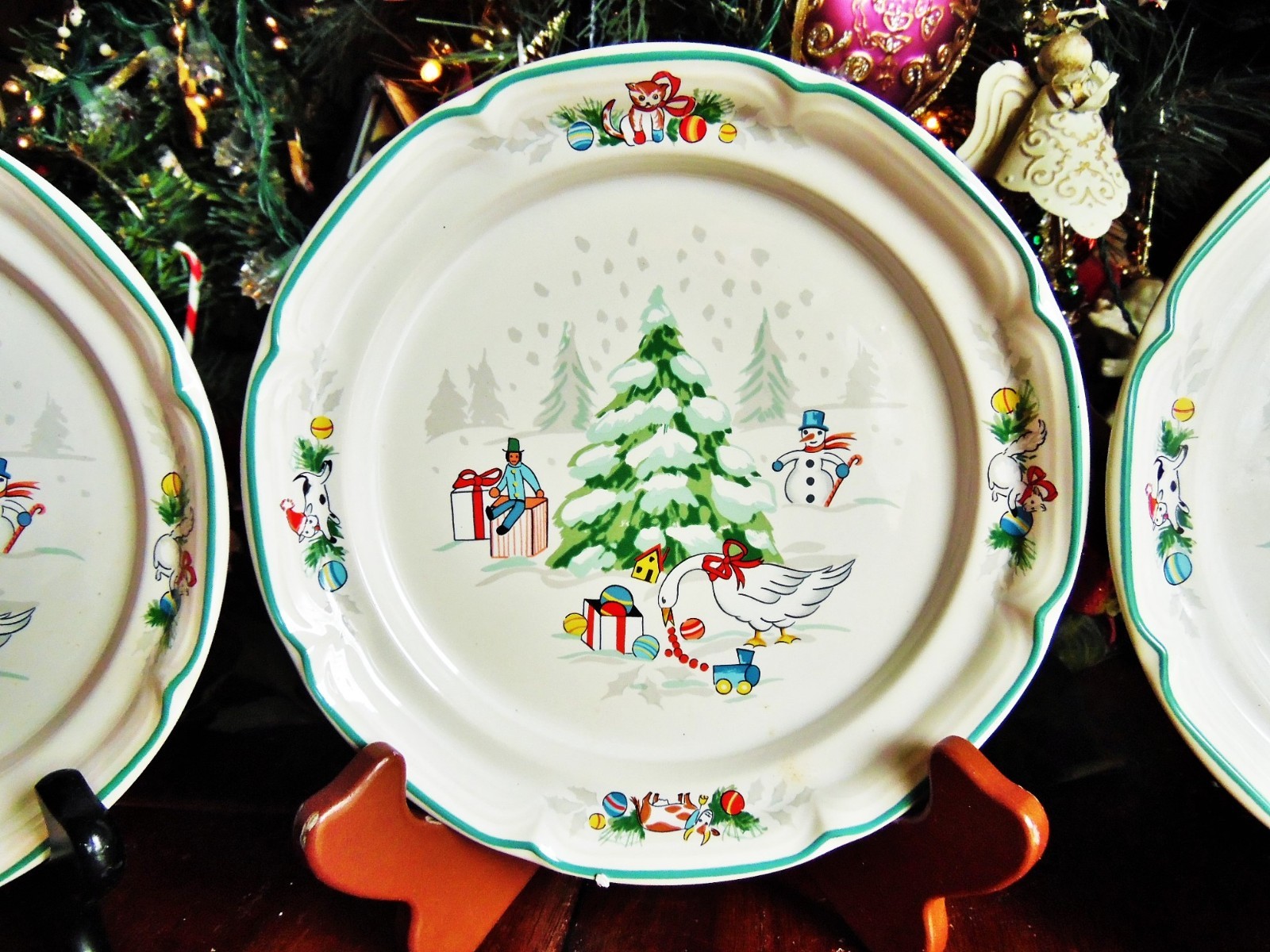 4 NEW OTHER INTERNATIONAL CHINA COUNTRY CHRISTMAS SALAD PLATES 7.5