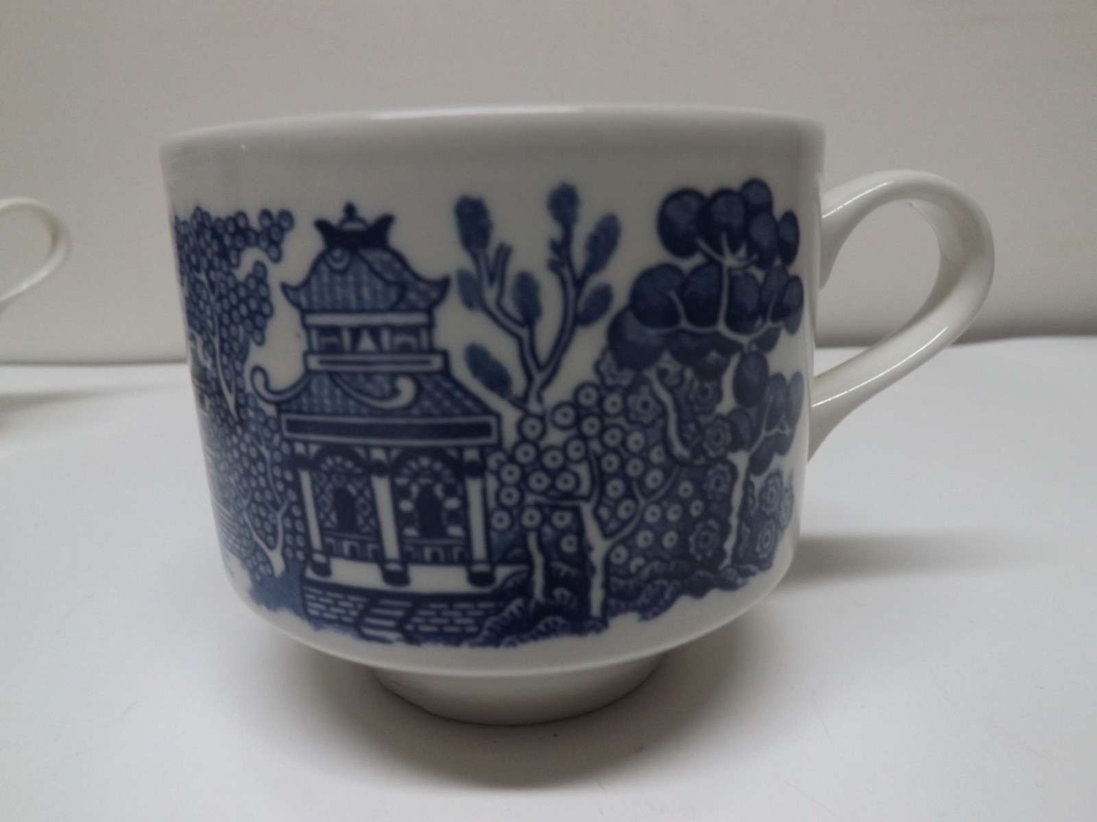 5 CHURCHILL ENGLAND BLUE WILLOW COFFEE TEA CUPS