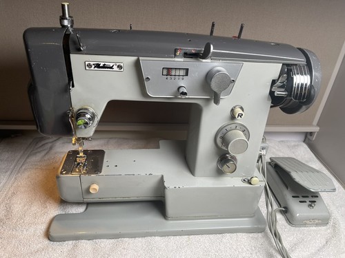 Vtg Fleetwood Deluxe Sewing Machine Portable  - RARE ZigZag With Pedal WORKS