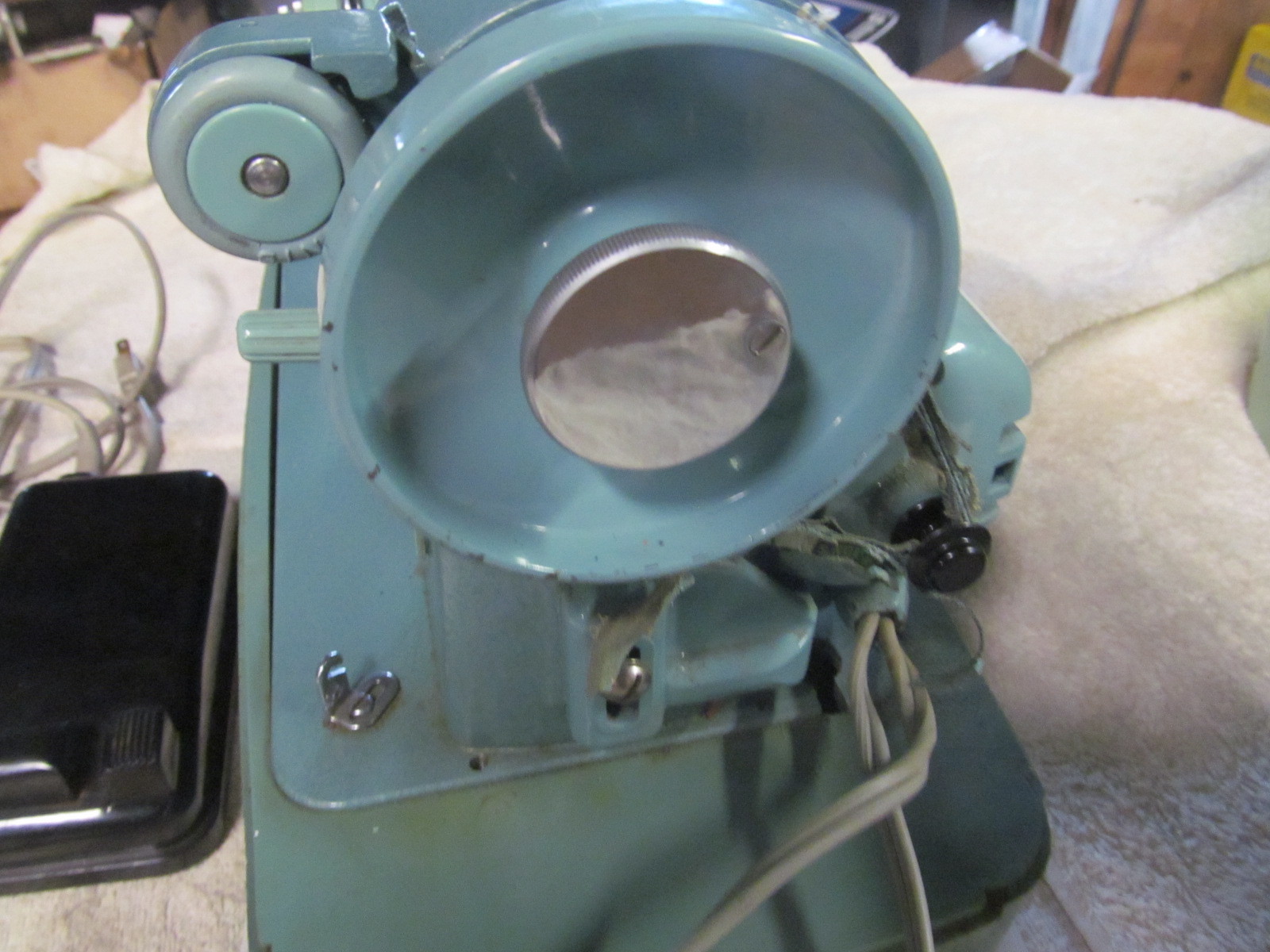 PORTABLE SINGER BLUEISH-GREEN SEWING MACHINE CAT #BZK 60-8, MADE IN UK.