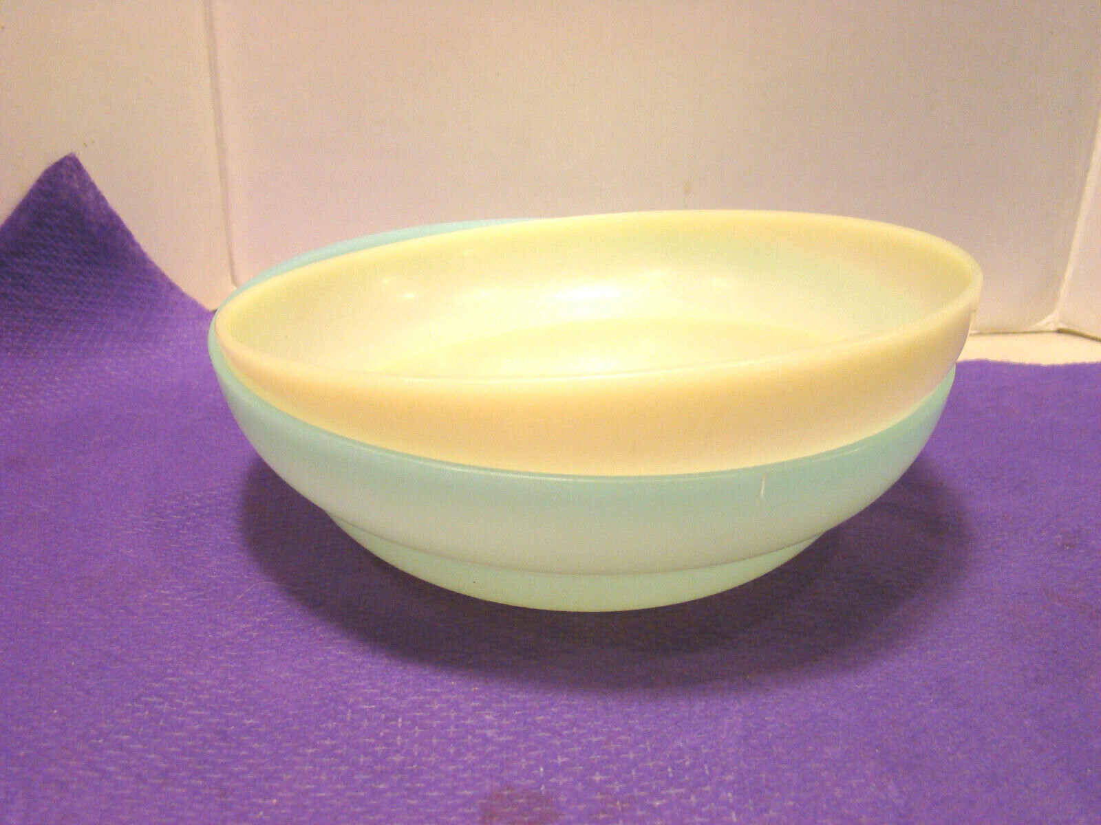 Tupperware 2 Cereal Bowls Yellow and Blue #155 with sheer lids - EUC