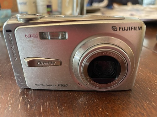 64.FinePix　AV Fujifilm FinePix AV200 14 Megapixel Compact Camera, Silver