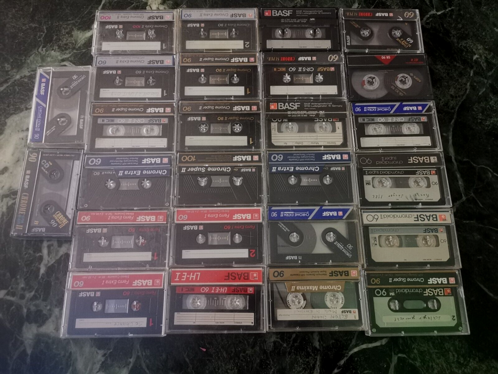 вхс кассеты. аудиокассеты запечатанные. кассеты фуджи 80х. сколько стоят кассеты. аудиокассеты.