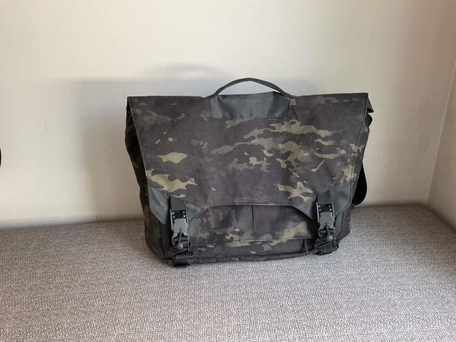 TRIPLE AUGHT DESIGN TAD PARALLAX 15L MESSENGER BAG SE X50 w TRIPLE AUGHT DESIGN TAD PARALLAX 15L MESSENGER BAG SE X50 w